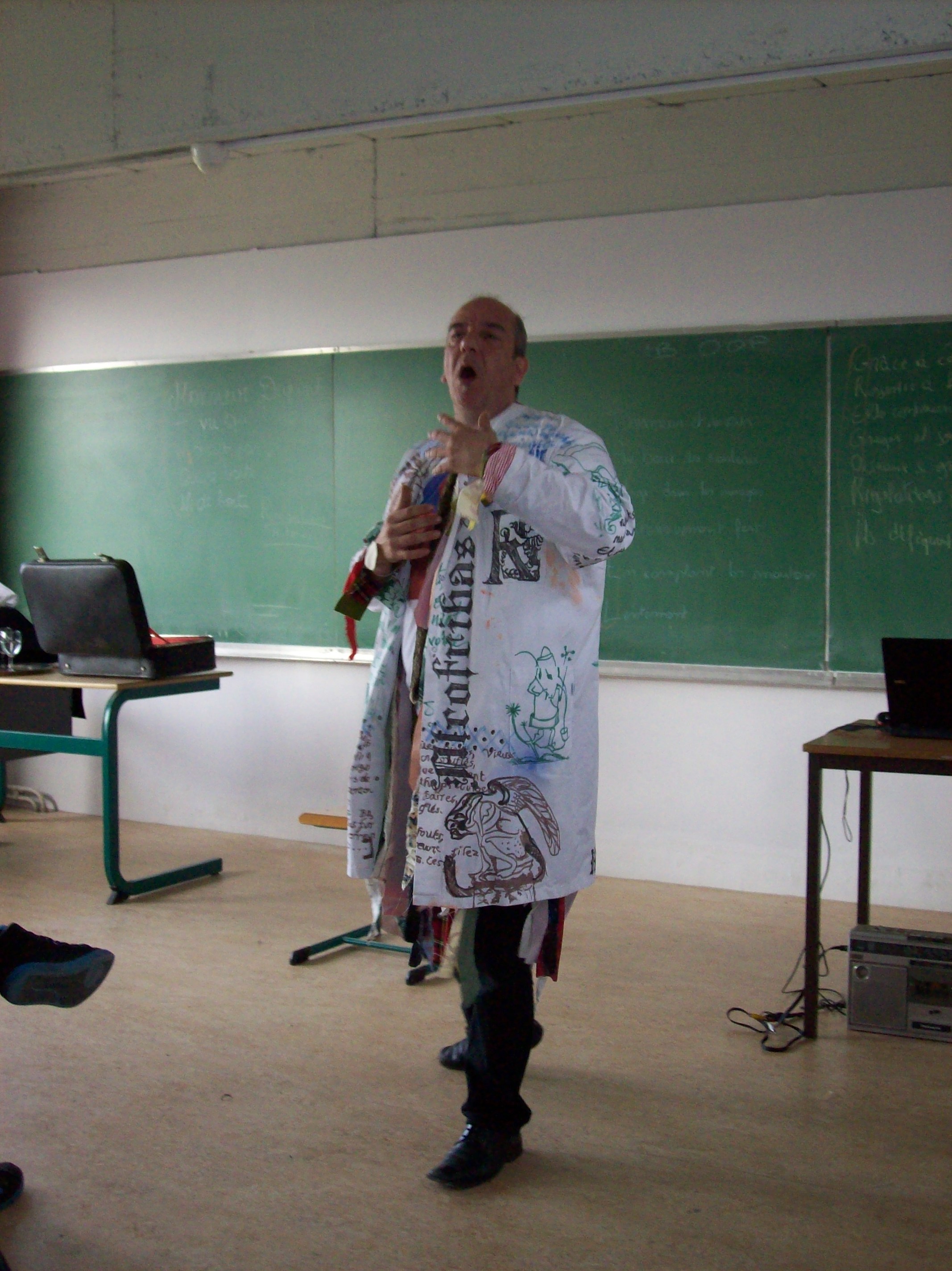 Comédien jouant avec une chemise imprimée